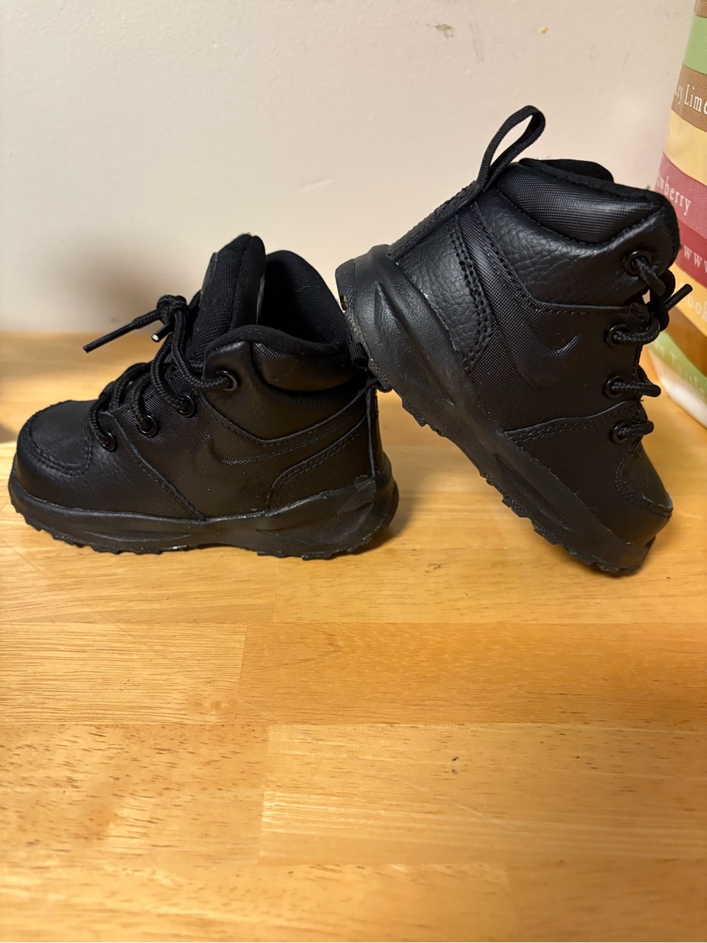 Kids Black High-Top Sneakers Size 5C